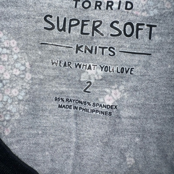 Torrid Super Soft Knit Skull Top Size 2 - Picture 3 of 4